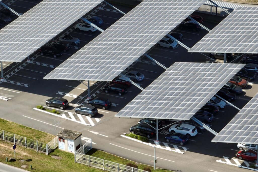 Solar Carport ช่วยธุรกิจประหยัดพลังงานและเพิ่มมูลค่าพื้นที่จอดรถ